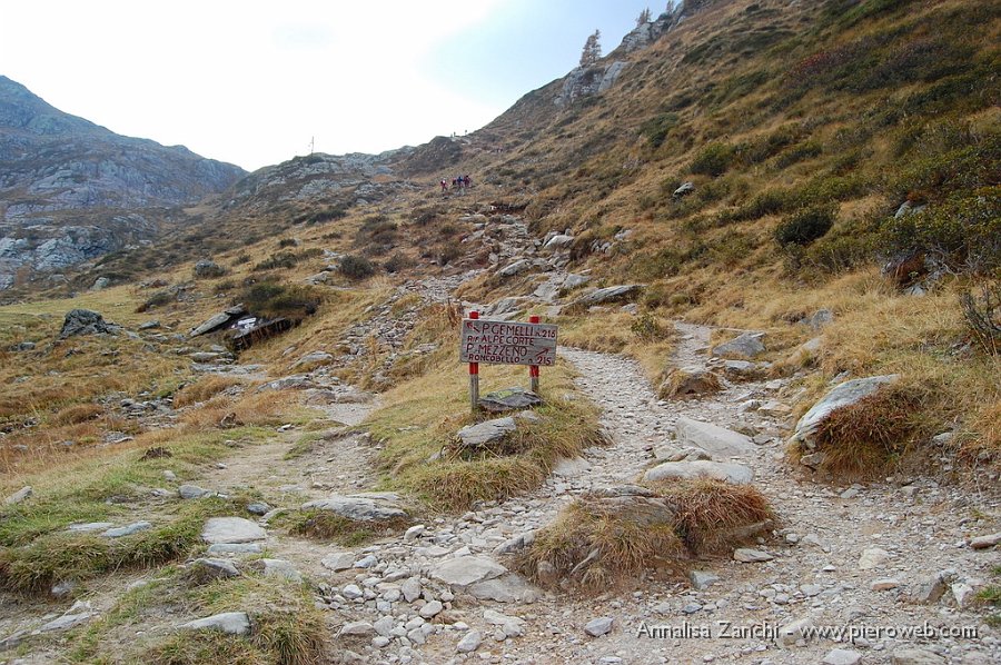 32 Bivio passo Laghi Gemelli - passo Mezzeno.JPG